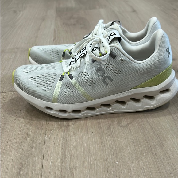 ON Running Athletic Shoes - Picture 4 of 9